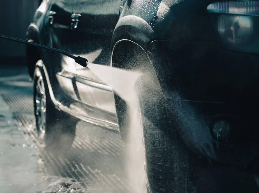 A close-up photo of a water droplet beading on a ceramic-coated car surface, showcasing its hydrophobic properties.